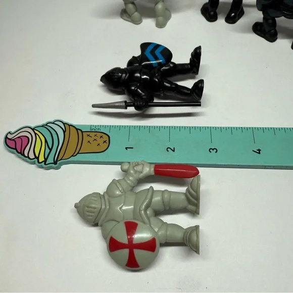 Red Box Mixed Lot of 12 Castle Knights Crusaders Black & Gray 2.75” Toy Figures - Picture 9 of 9